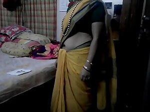 Desi tamil Married aunty exposing navel in saree with audio
